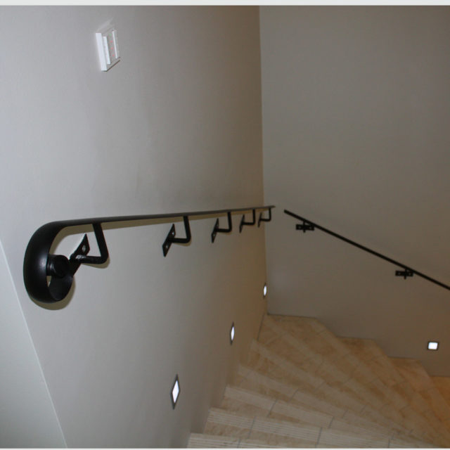 Käsijohde kellarin rapussa.