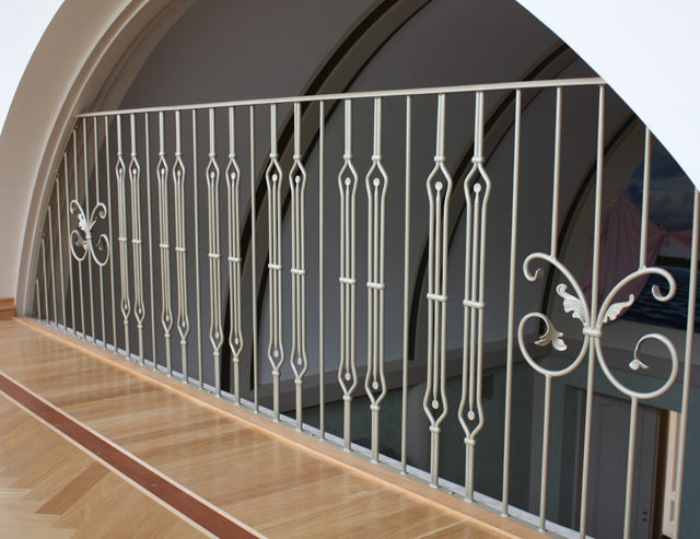 Kaide,yläkerran aulaan, takorautainen kaide, metallikaide, kaide rautaa, takorautaosat