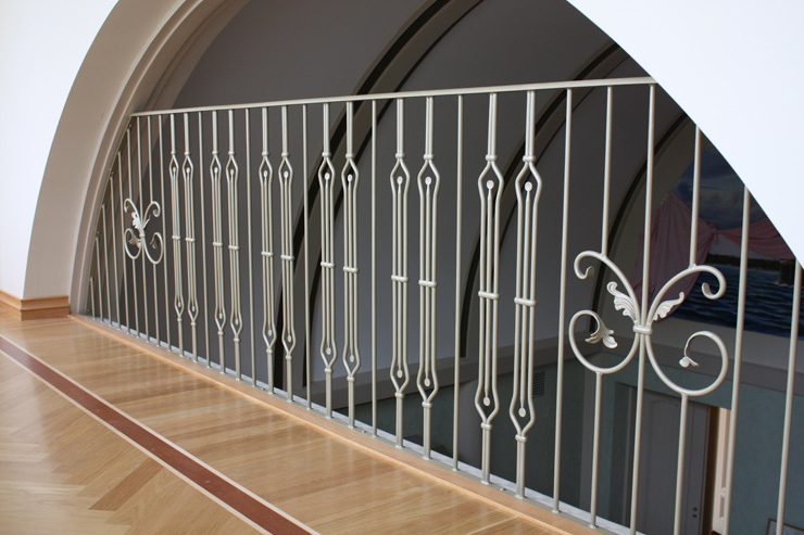 Kaide,yläkerran aulaan, takorautainen kaide, metallikaide, kaide rautaa, takorautaosat