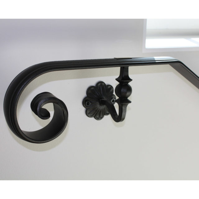 Koristeellinen käsijohde rapussa.