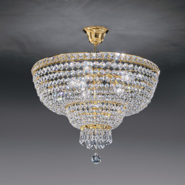Kristalliplafondi varrella kullattu tai kromi