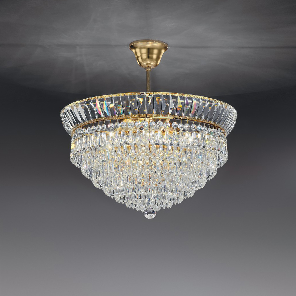 Kristalliplafondi varrella laadukkaat kristallit. | Sisustusliike Portiikki Kristalliplafondi varrella