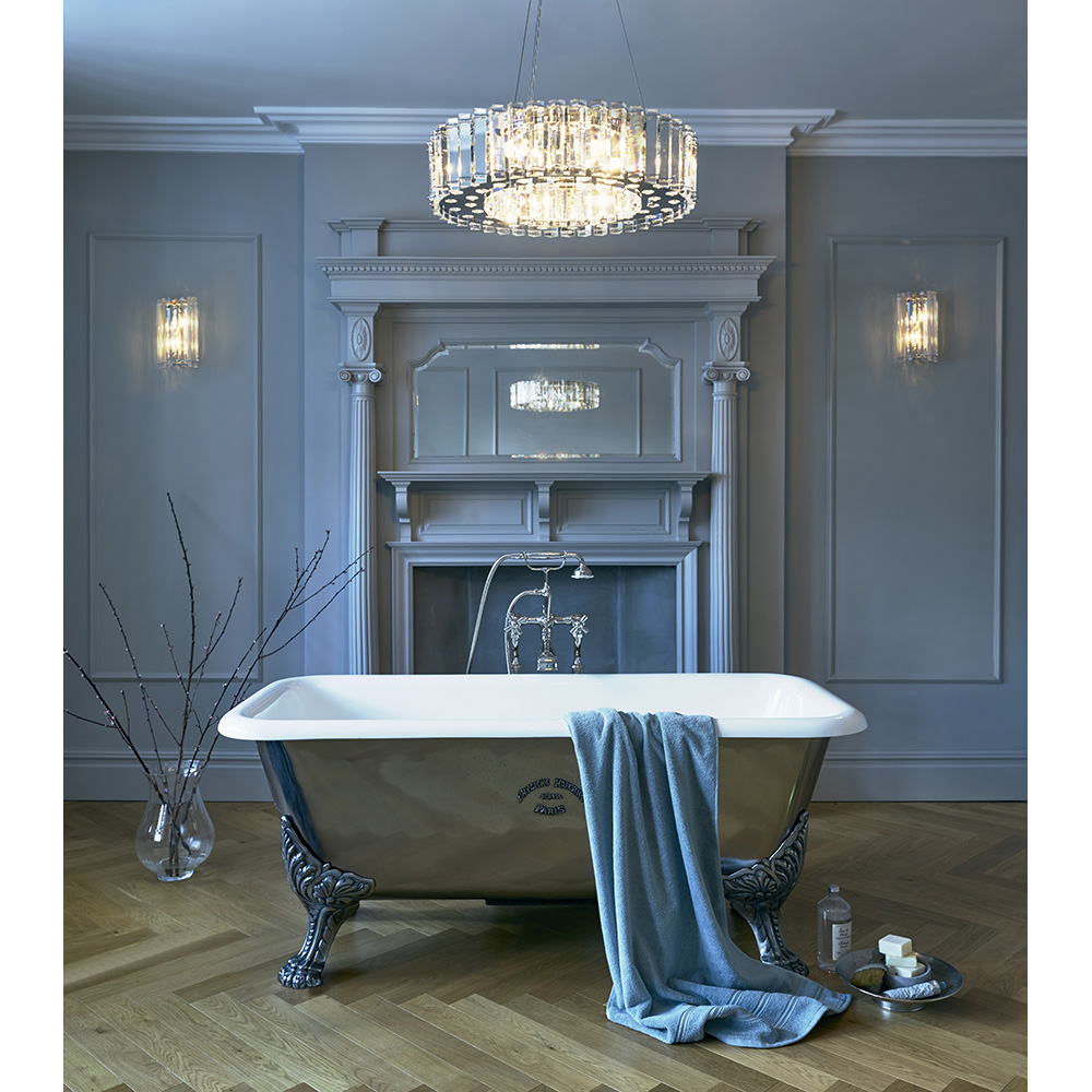 Kristallivalaisin-kylpyhuoneessa | Sisustusliike Portiikki Kristallivalaisin kylpyhuoneessa ammeen päällä.