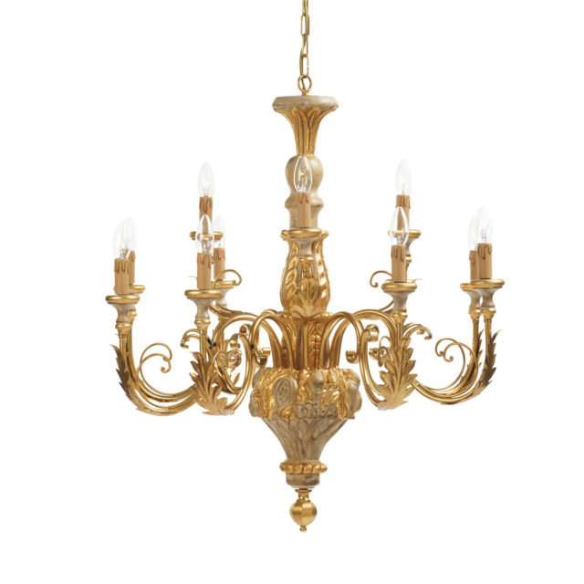 Kullanvarinen kattokruunu sopii luxury sisustu tyyliin antiikki twistillä.