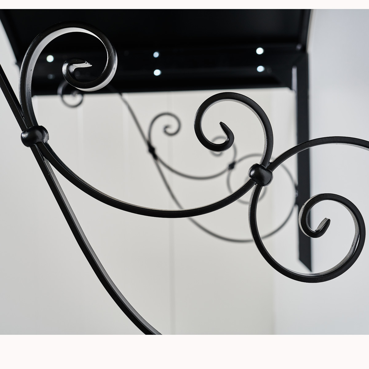 Musta-katos-oven-paalle-yk | Sisustusliike Portiikki Musta katos oven päälle.