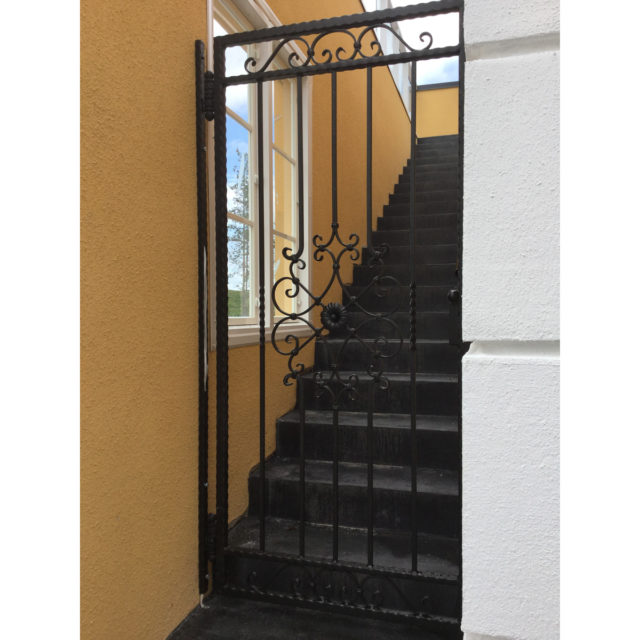 Musta-takorautaportti | Sisustusliike Portiikki Musta takorautatportti