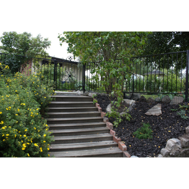 MUsta portti rappujen yläpäässä.