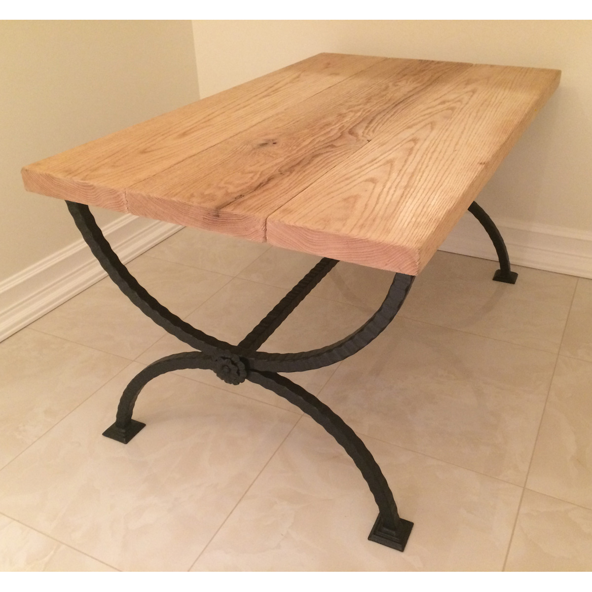 Poyta-tammitasolla-runko-ta | Sisustusliike Portiikki Takorautainen pöytä tammitasolla.