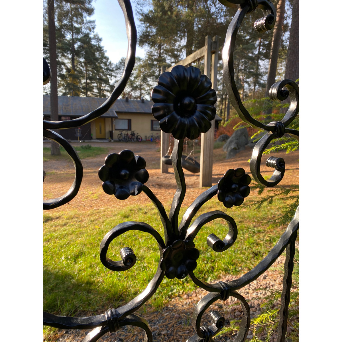 Rautaportti-koristeella | Sisustusliike Portiikki Musta metalliportti taotulla koristeella.