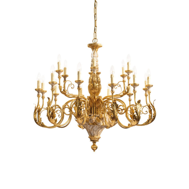 Suuri kullanvärinen antiikkityylinen kattokruunu luksus sisustusta suureen tilaan.