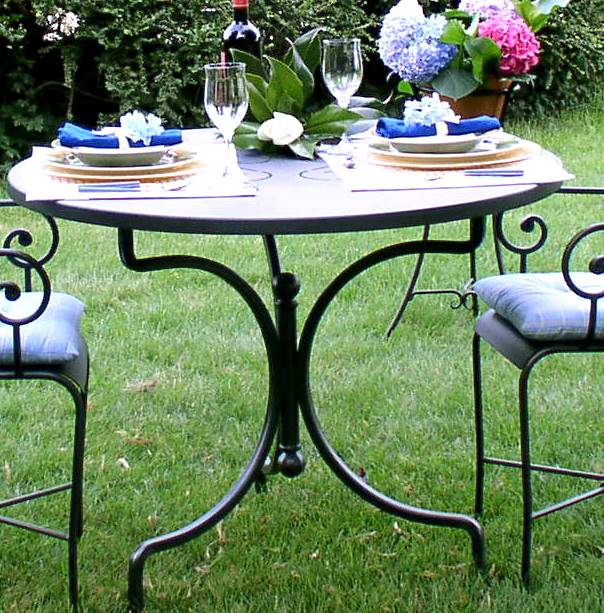Takorautainen pöytä ulkokäyttöön