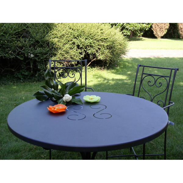 Takorautainen metallipöytä | Sisustusliike Portiikki Takorautainen ulkokäyttöön soveltuva metallipöytä on kestävä.