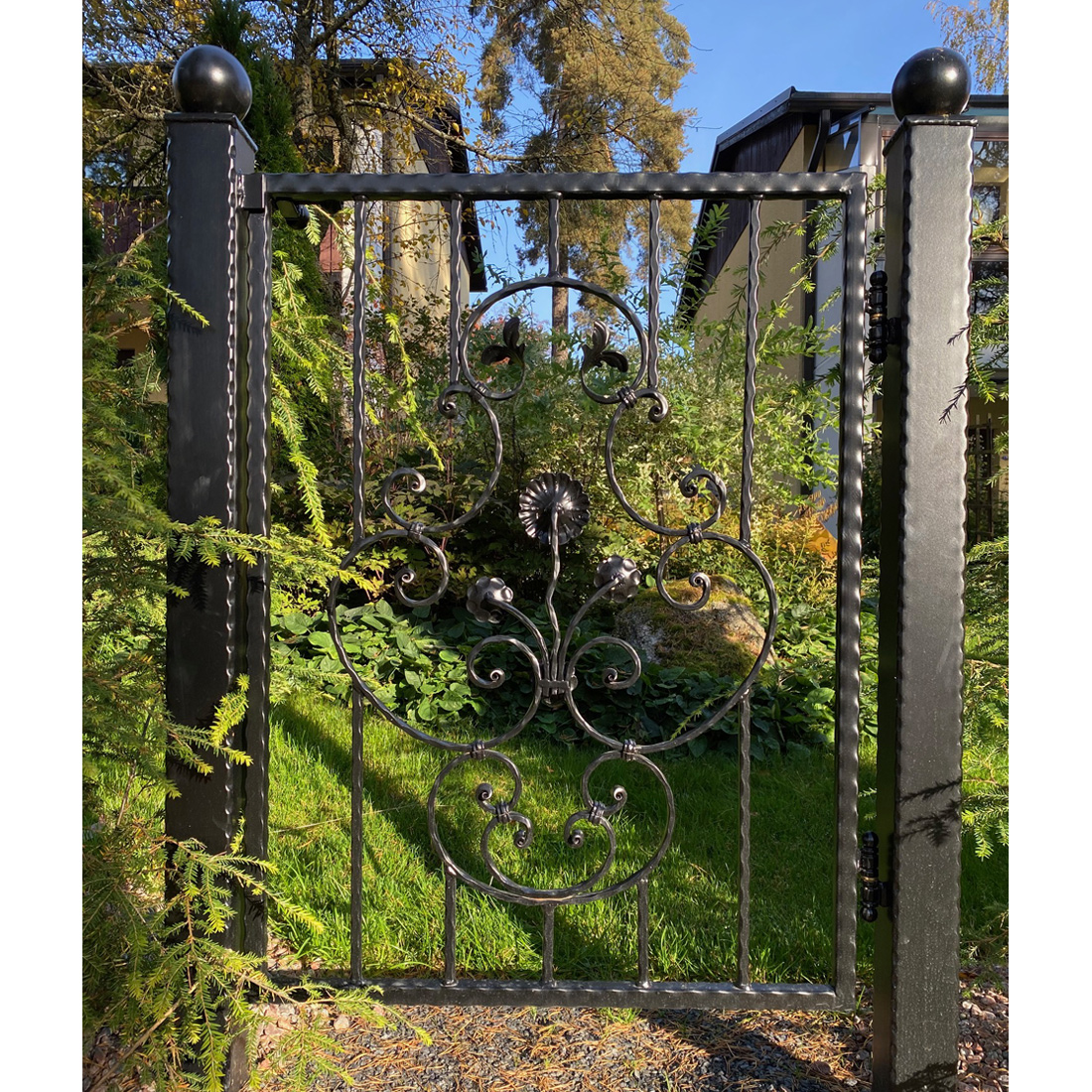 Takorautaportti | Sisustusliike Portiikki Rautaportti isolla koristeella.