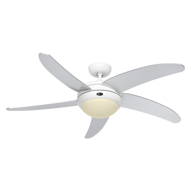 Valkoinen kattotuuletin valolla.