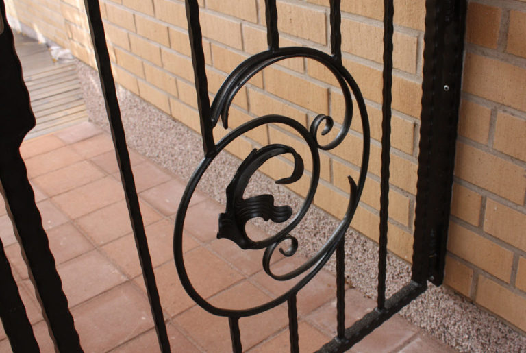 Käyntiportti pihaan