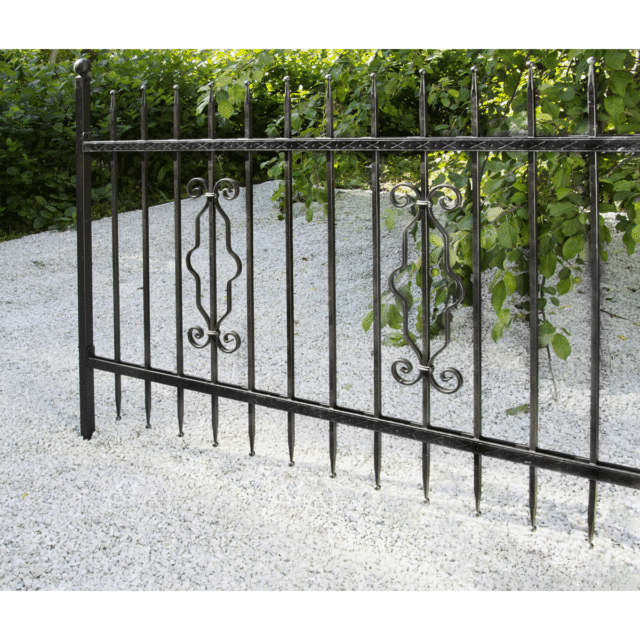 Aita-elementti mustana tai harmaana, aitaelementissä on koristetankoja.