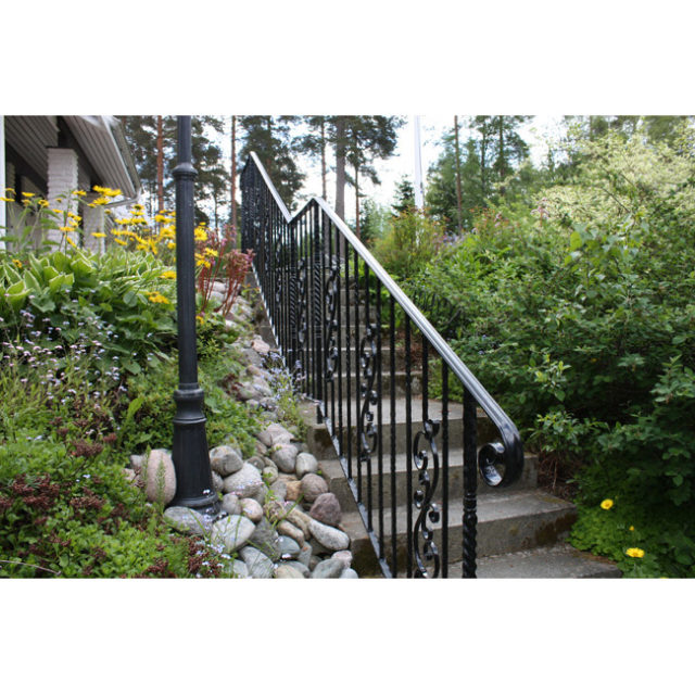 Musta barokki kaide ulkorappuun