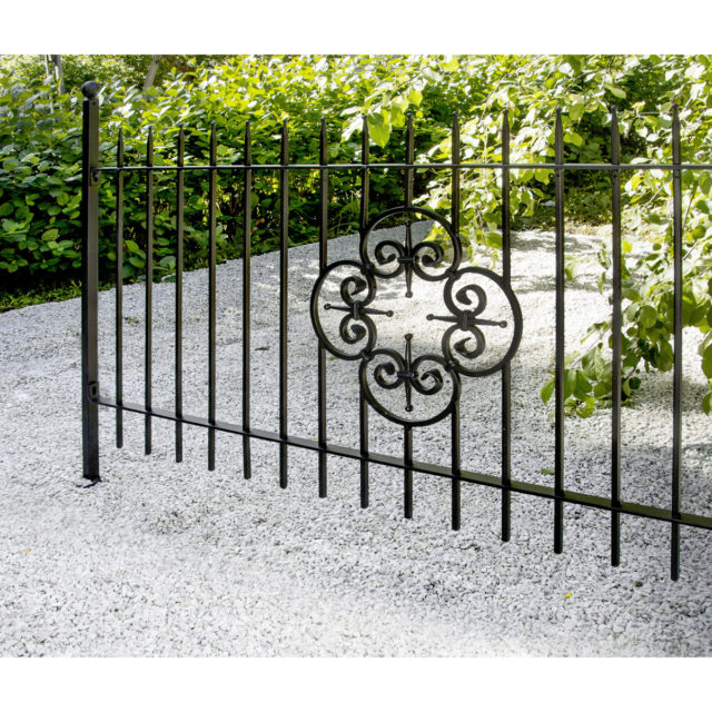 Metalliaita koristeella, takorauta aita, valurautainen aita.