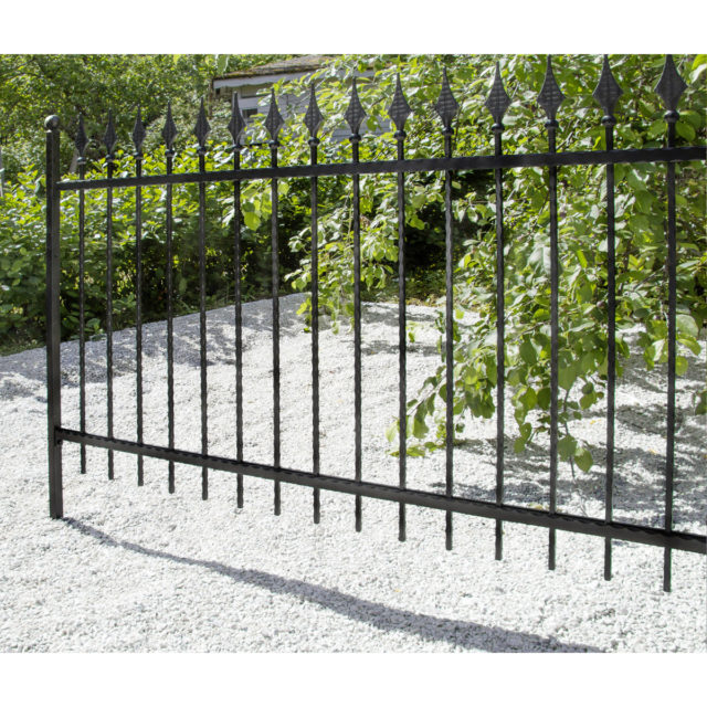 Takorautainen aita nuolenkärjillä on kestävä ratkaisu pihan ympärille.